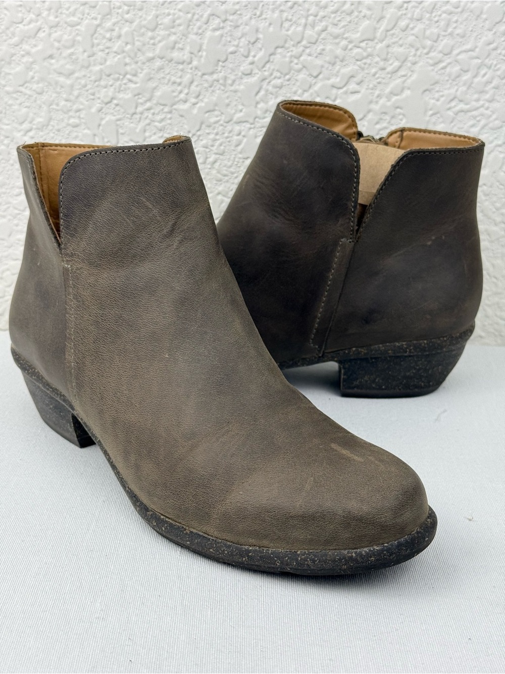 Unstructured by Clarks | Wilrose Frost Taupe Leather Ankle Boots | Size 7.